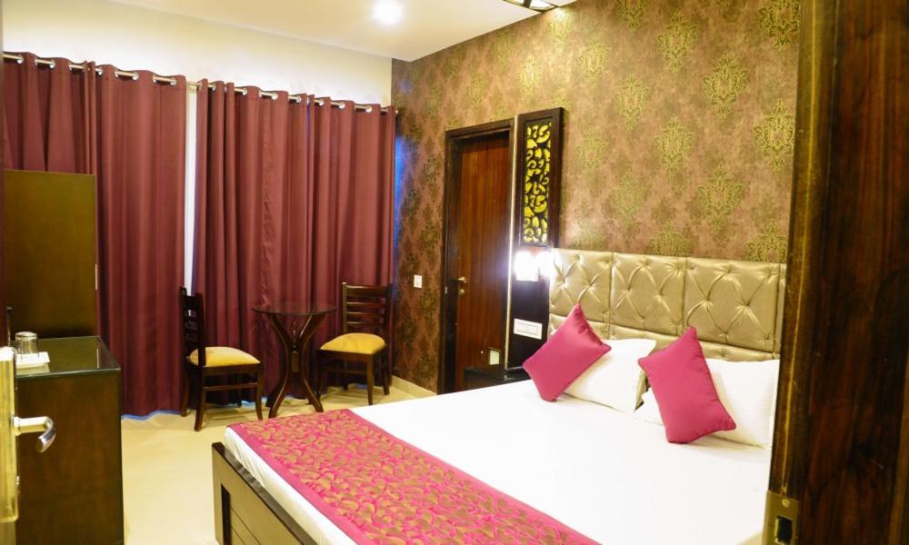 Hotel Jullundur 18 Chandīgarh Exterior foto